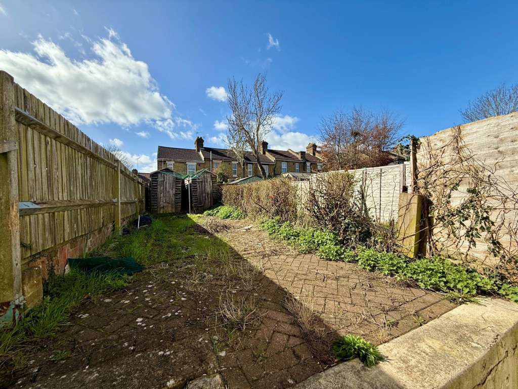 Lot: 91 - FREEHOLD END-TERRACE PROPERTY DIVIDED INTO A TWO-BEDROOM MAISONETTE AND GARDEN FLAT - Garden to rear